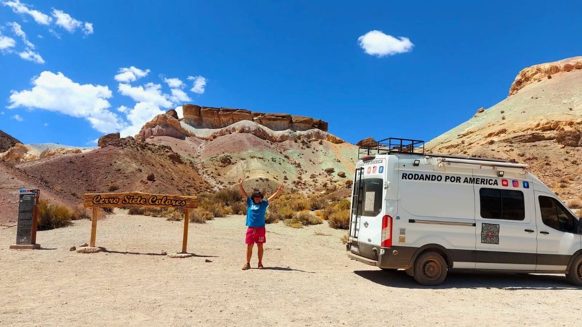 H&eacute;ctor en el Cerro Siete Colores junto a su infaltable motorhome con el que se aprestaban a cruzar a Chile.
