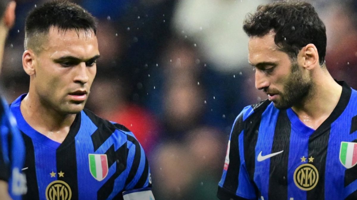 Lautaro Martínez y Hakan Calhanoglu se cruzaron tras la eliminación del Inter. 