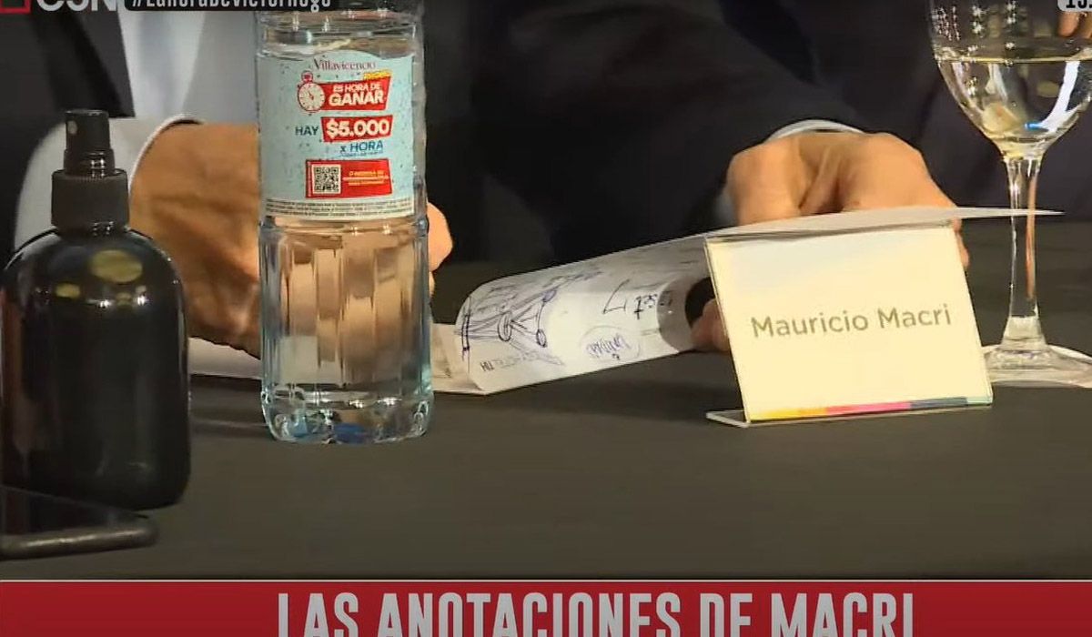 Las anotaciones de Mauricio Macri durante la reuni&oacute;n de Juntos por el Cambio. &iquest;Escribi&oacute; &eacute;l "noviembre" con error ortogr&aacute;fico?