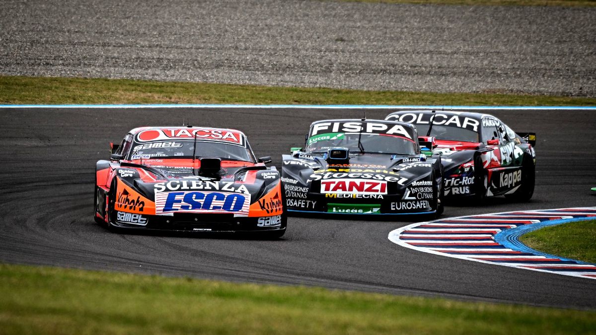 Valentín Aguirre dominando en la pista, seguido de Julián Santero. Valentín Aguirre dominando en la pista, seguido de Julián Santero.