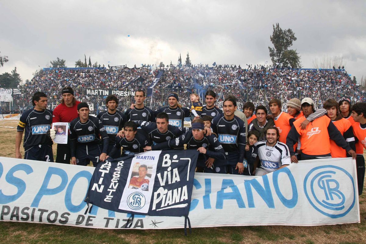 El plantel de Independiente Rivadavia que logró el ascenso en el 2007 a la Primera Nacional, tras ganarle por penales a Guillermo Brown de Puerto Madryn por 3 a 2 en el Gargantini. El plantel de Independiente Rivadavia que logró el ascenso en el 2007 a la Primera Nacional, tras ganarle por penales a Guillermo Brown de Puerto Madryn por 3 a 2 en el Gargantini.