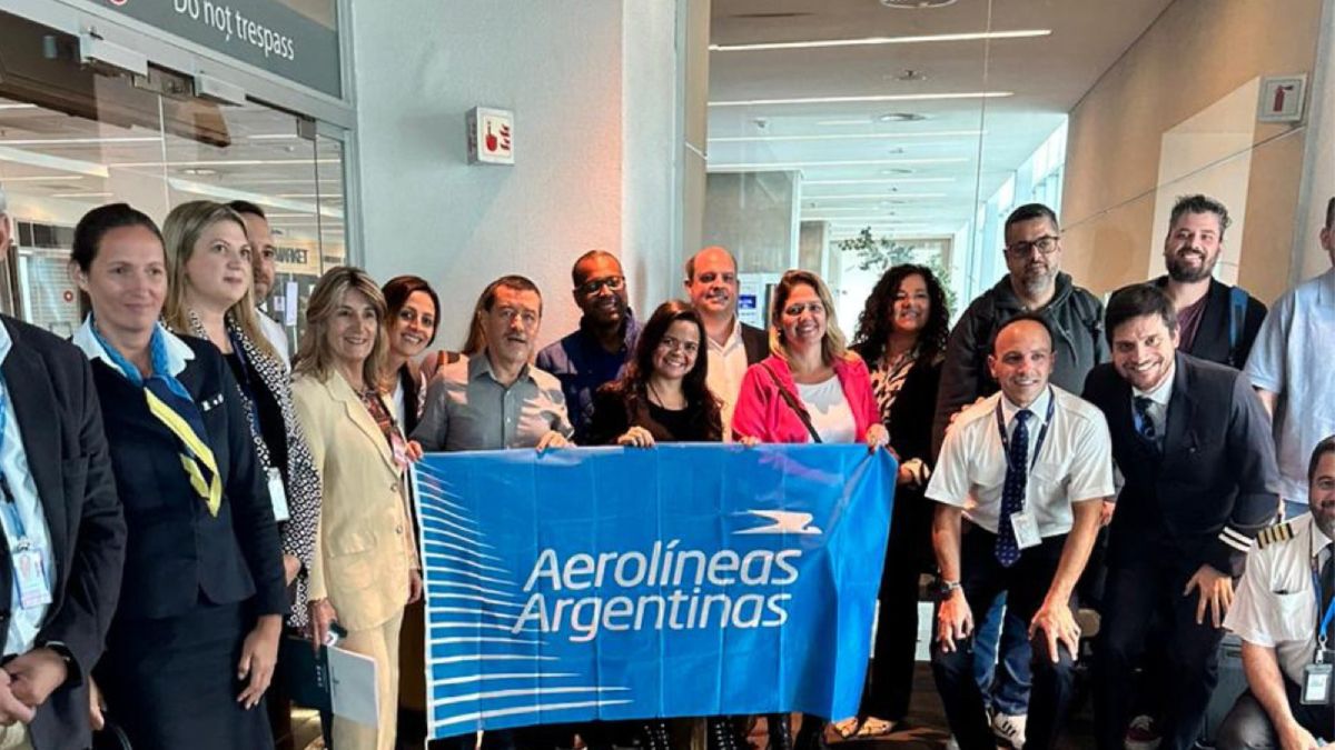 Para recibir este vuelo inaugural en Mendoza, estuvieron: Nora Vicario, ministra de Turismo y Cultura de la provincia; Claudia Yanzón, directora de Promoción Turística, y Pablo Ceriani, presidente de Aerolíneas Argentinas.