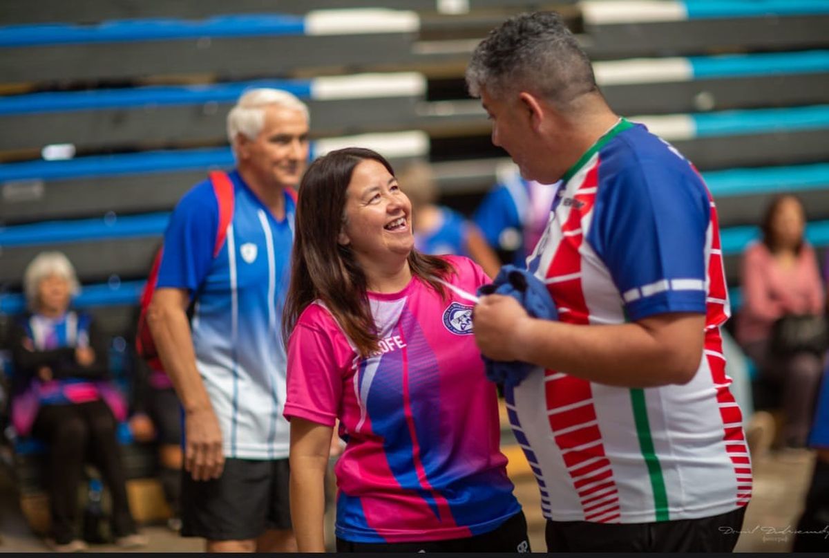 La camaradería entre los equipos se destaca en cada torneo de newcom. Los jugadores disfrutan viajar y conocer gente de este deporte. La camaradería entre los equipos se destaca en cada torneo de newcom. Los jugadores disfrutan viajar y conocer gente de este deporte.