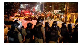 Reprimieron con balas de goma y gases frente a la cárcel que aloja a Lula