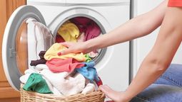 Los trucos caseros que usan los expertos de la ropa para lavarla y que no se destiña