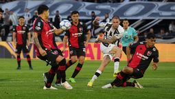 El remate de Agustín Módica ya salió y la pelota tiene destino de red. Golazo.