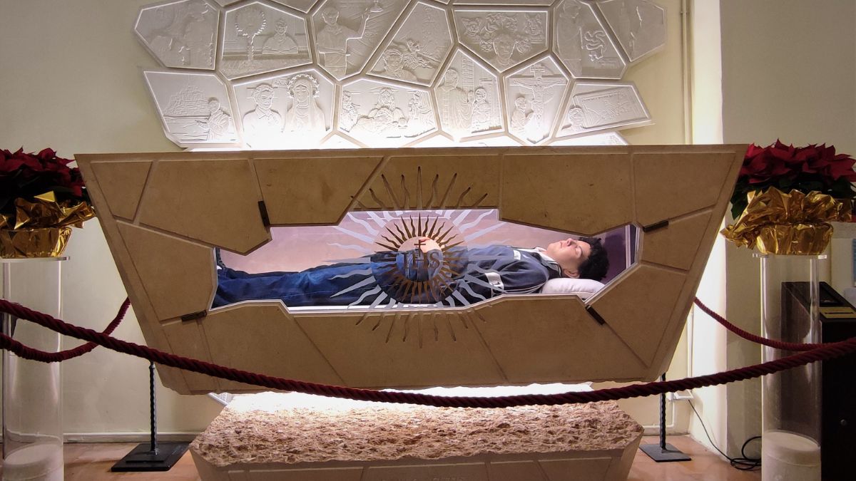 El cuerpo de Carlo Acutis se encuentra en buen estado de conservación en la catedral en la Iglesia del Despojamiento, en la localidad de Asís, Italia. El cuerpo de Carlo Acutis se encuentra en buen estado de conservación en la catedral en la Iglesia del Despojamiento, en la localidad de Asís, Italia.