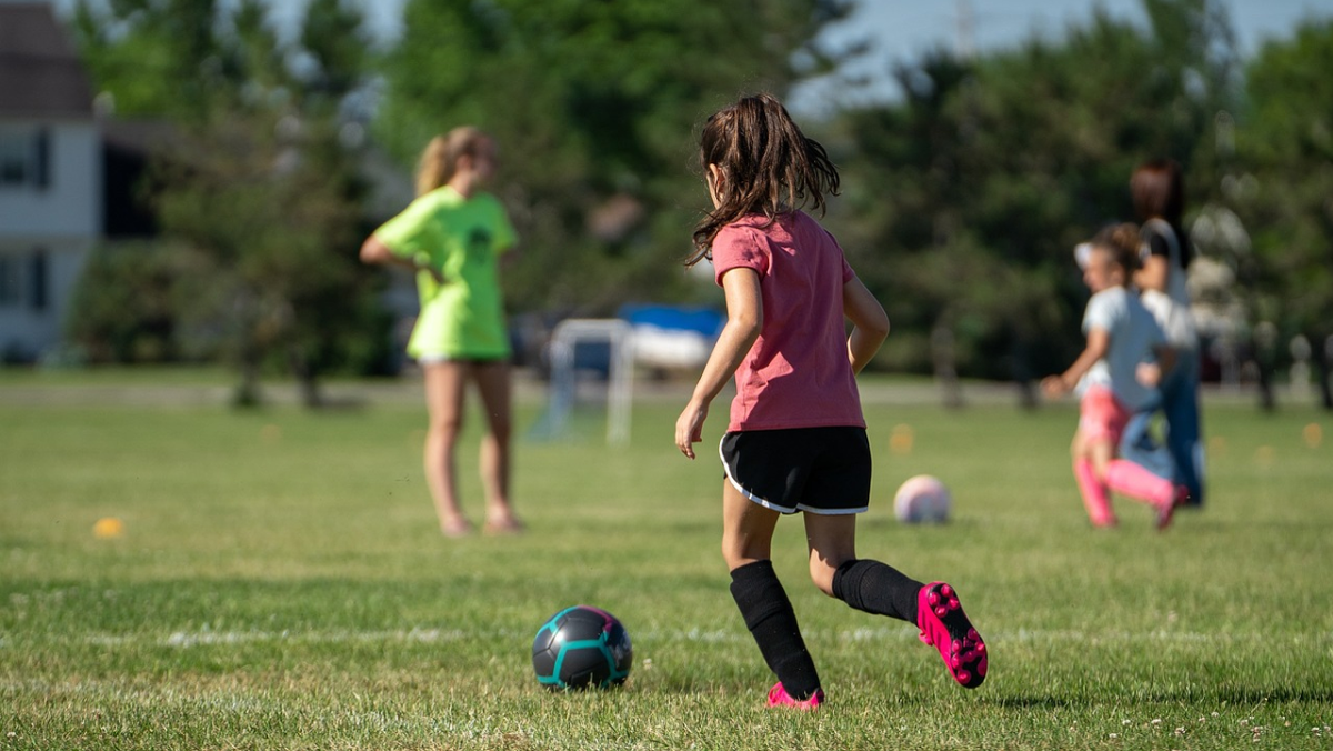 "Se mete al campo de juego para aprovechar al máximo la previa, antes de que el árbitro saque carpiendo a todos los menores...". "Se mete al campo de juego para aprovechar al máximo la previa, antes de que el árbitro saque carpiendo a todos los menores...".