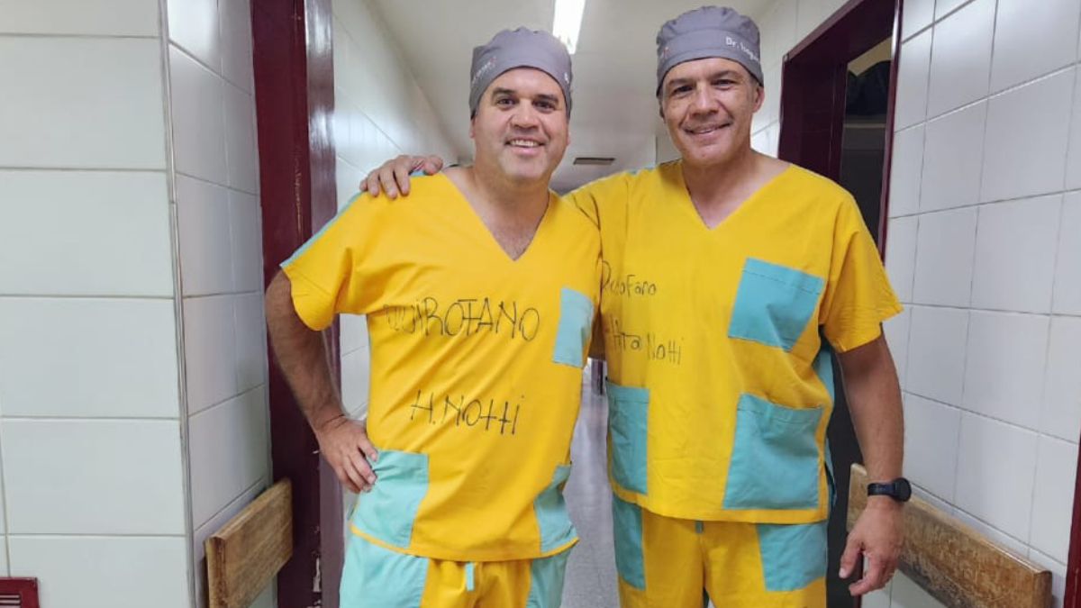 El médico chileno Arturo Valle junto al cirujano endoscopista Jorge Isaguirre del hospital Notti. El médico chileno Arturo Valle junto al cirujano endoscopista Jorge Isaguirre del hospital Notti.