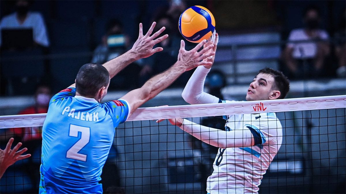 Agustín Loser, con un toque sutil ante la defensa de Eslovenia, intenta un punto para Argentina en la Liga de Naciones.