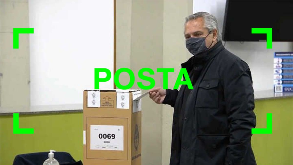 Son verdaderas las fotos del Presidente votando en una urna con una faja de seguridad cortada y la Justicia investiga