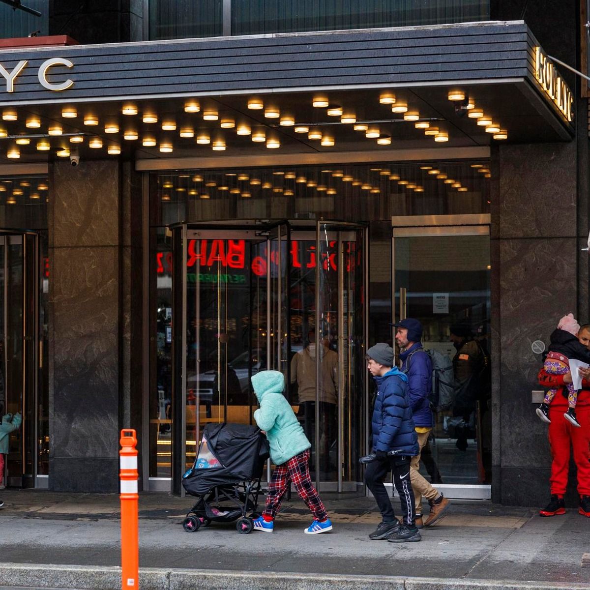 Familias de inmigrantes prefieren no enviar a sus hijos al colegio "hasta que baje la marea". Familias de inmigrantes prefieren no enviar a sus hijos al colegio "hasta que baje la marea".