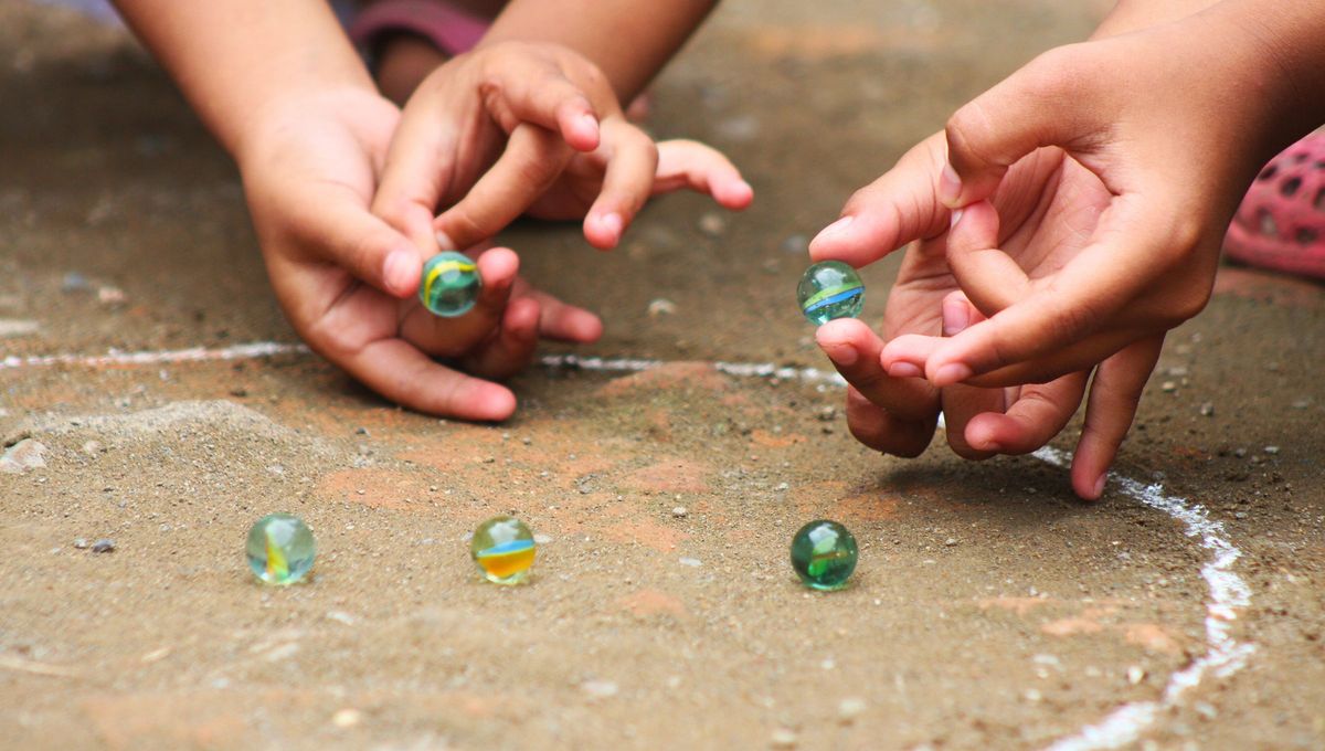 Una canica es una pequeña esfera de vidrio, alabastro, cerámica, arcilla, metal, cristal, acero, piedra, mármol, madera o porcelana que se utiliza en diversos juegos infantiles. Una canica es una pequeña esfera de vidrio, alabastro, cerámica, arcilla, metal, cristal, acero, piedra, mármol, madera o porcelana que se utiliza en diversos juegos infantiles.