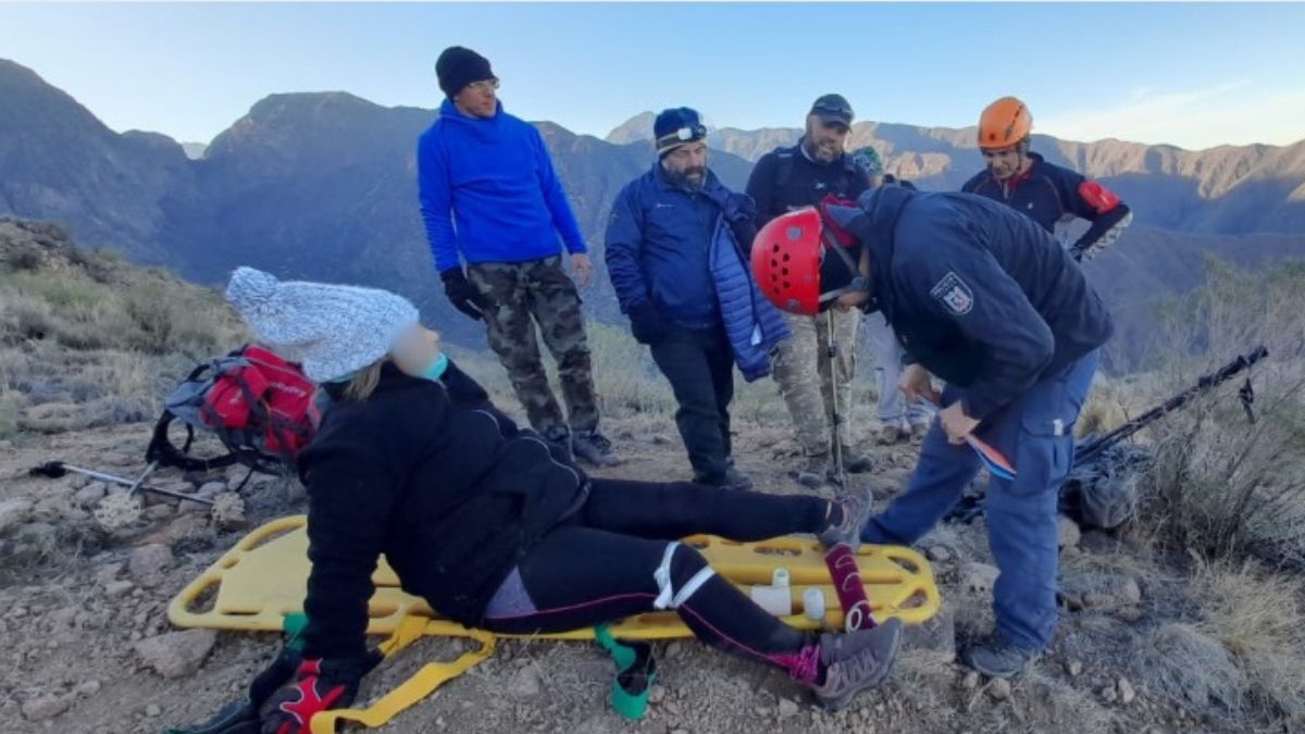 La Patrulla de Rescate asistió a una mujer que había quedado varada en el cerro Los Cobres de Cacheuta.
