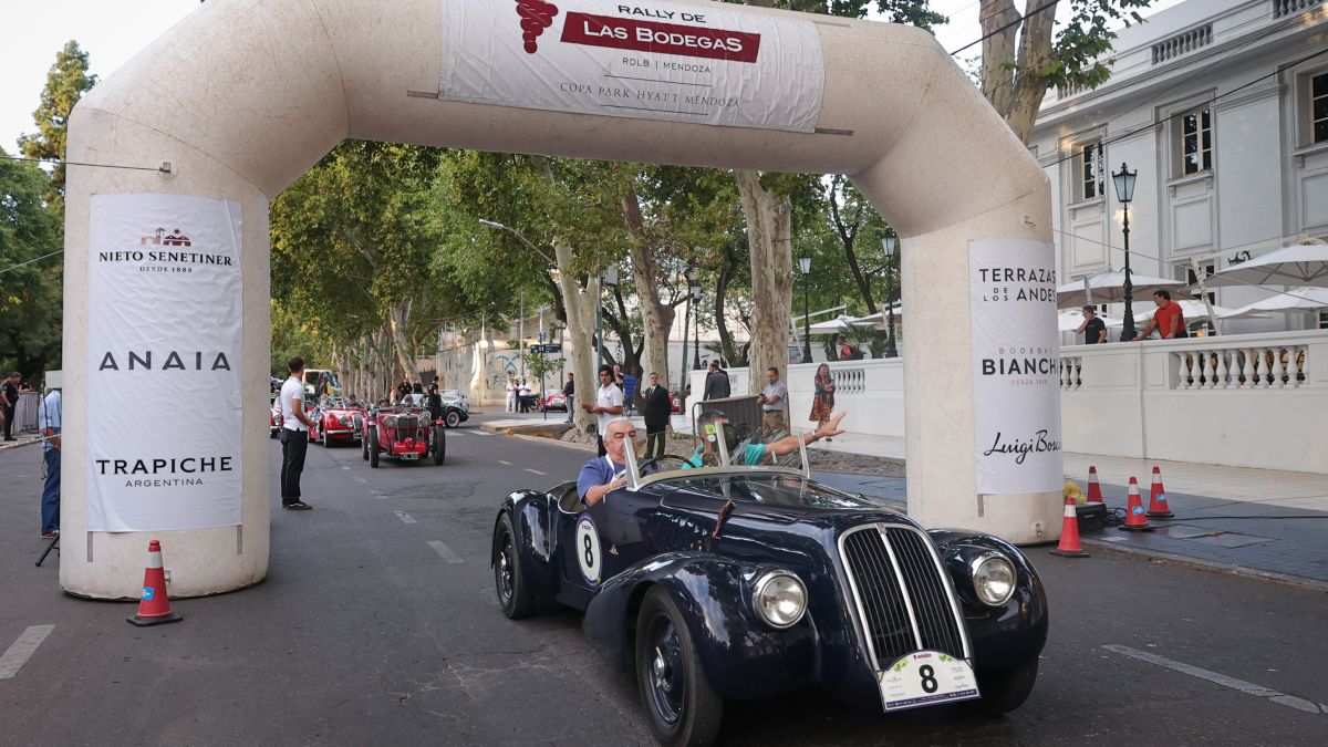 El escolta. Héctor Flíter y Luis Reguero, a bordo del Fiat 6C 1500 Sport de 1938. El escolta. Héctor Flíter y Luis Reguero, a bordo del Fiat 6C 1500 Sport de 1938.