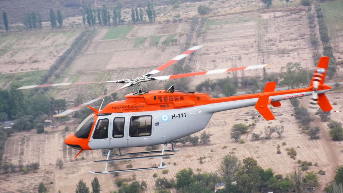 Este jueves hizo su vuelo de bautismo en la IV Brigada Aérea el nuevo helicóptero Bell 407-GXI adquirido por la Fuerza Aérea para rescate en la cordillera.