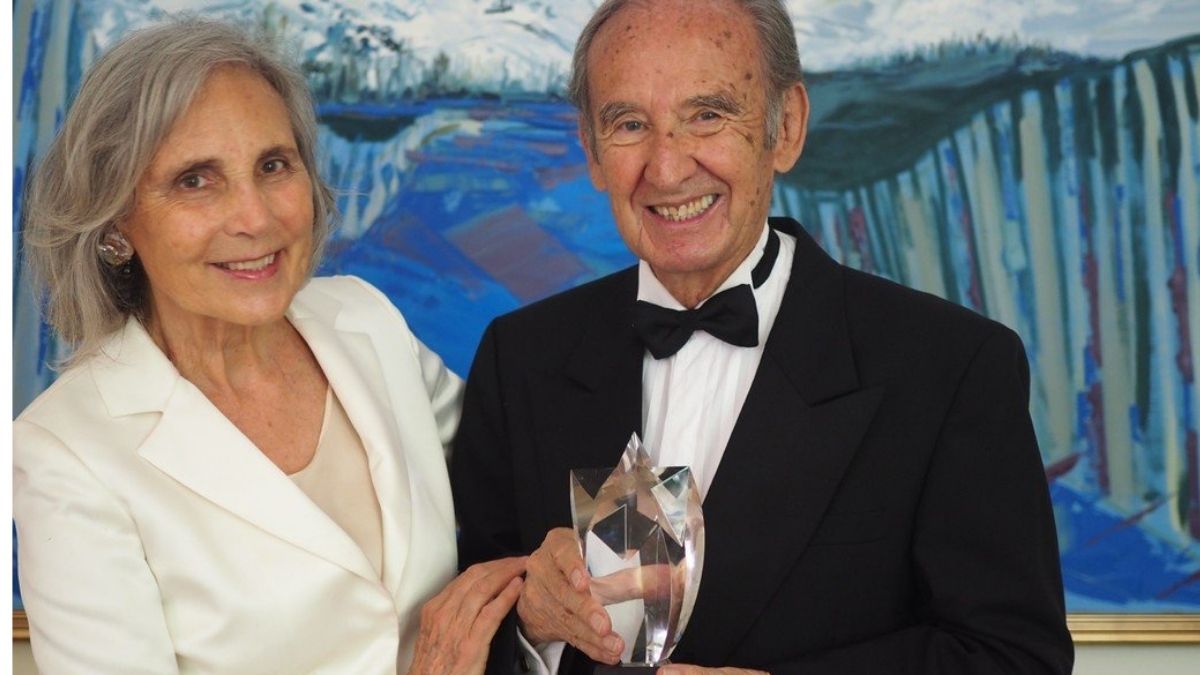 Nicolás Catena Zapata junto a su esposa Elena Maza, recibiendo el premio Lifetime Achievement 2021, por su labor como visionario de la industria del vino argentino