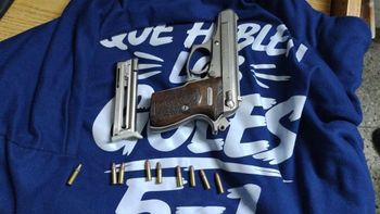 Clavó festejo con bombo y pistola en plena Arístides y escapó