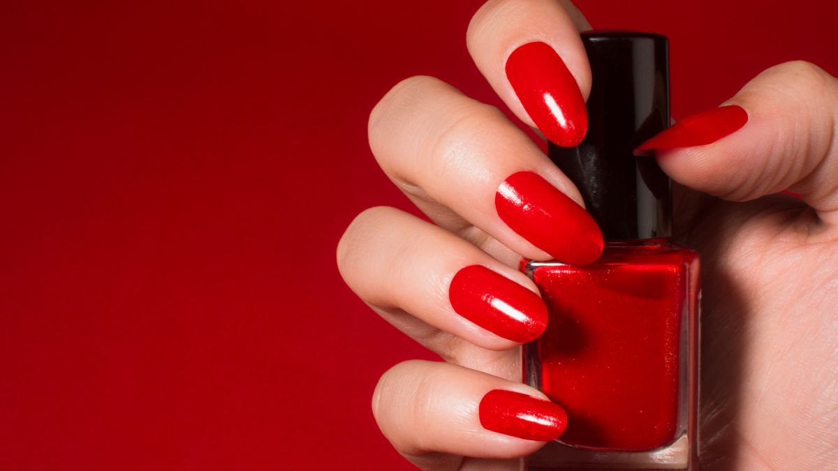 Que significa pintarse las uñas de color rojo