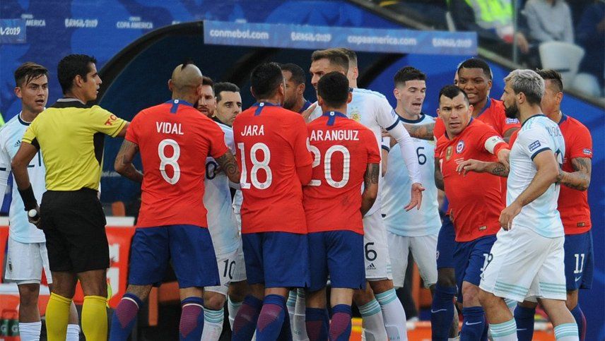 Vidal no pudo con su genio y le dio una cachetada a Dybala