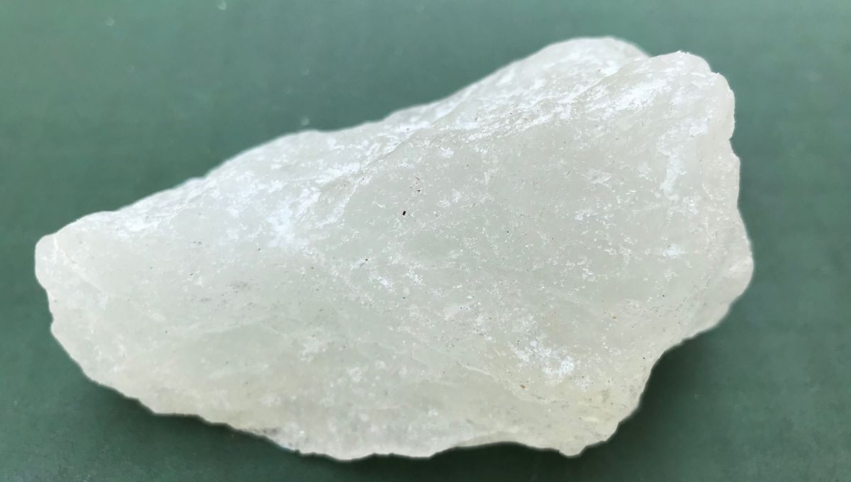 La piedra de alumbre es usada para tratar diversos problemas en la piel. La piedra de alumbre es usada para tratar diversos problemas en la piel. 