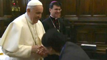 Al Papa no le gusta que le besen el anillo