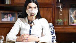La intendenta de Santa Rosa, Flor Destéfanis, fue la primera en abrir paritarias para los empleados municipales. Les dio un aumento del 15% y un bono extra hasta diciembre.