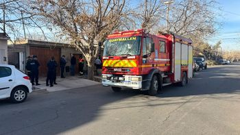 Escucharon un estruendo, se cayó el techo de su casa en Guaymallén y fueron rescatados por Bomberos