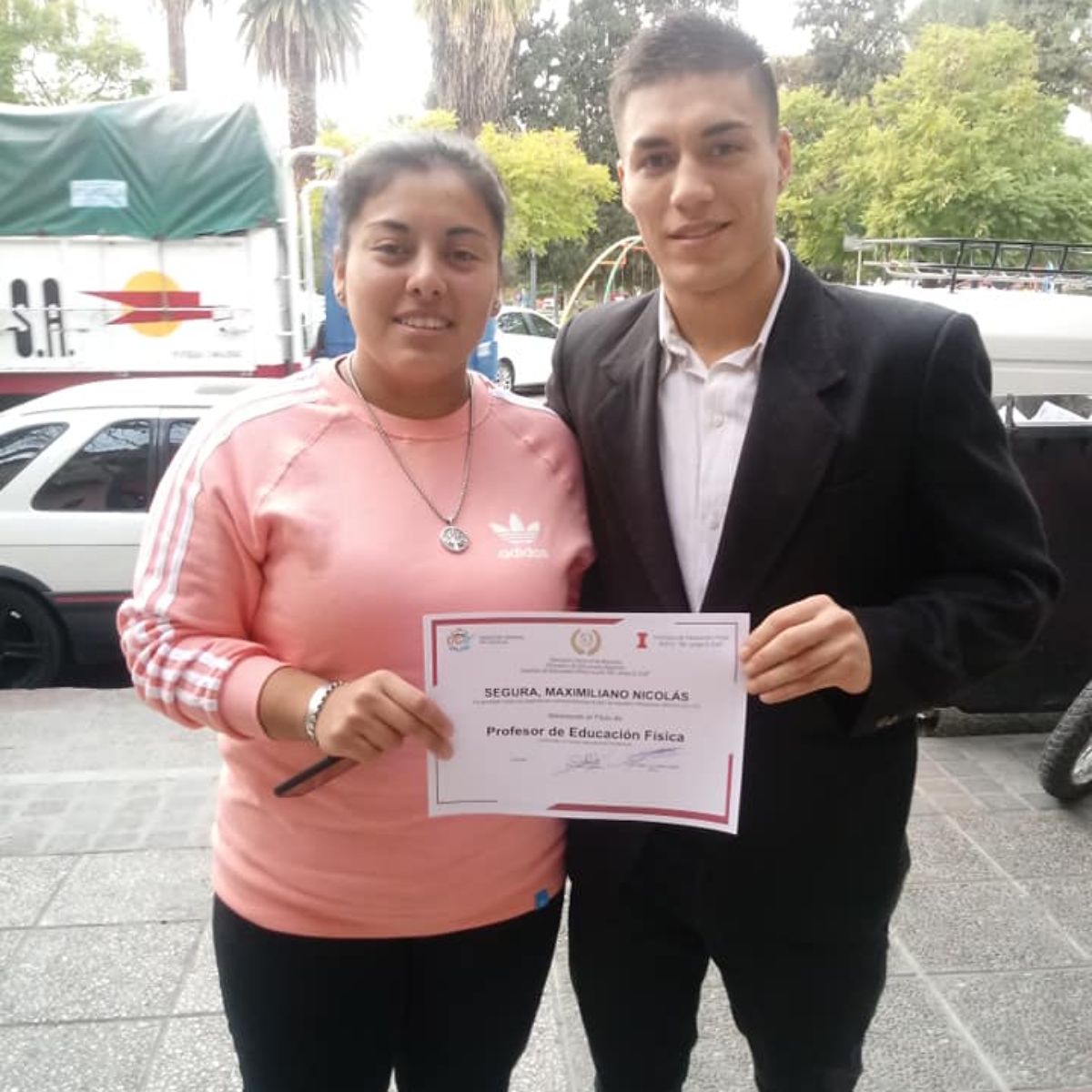 Maximiliano Segura, luciendo su diploma de profesor de educación física juntó a su hermana, egresado del IEF de Rivadavia en el 2019.