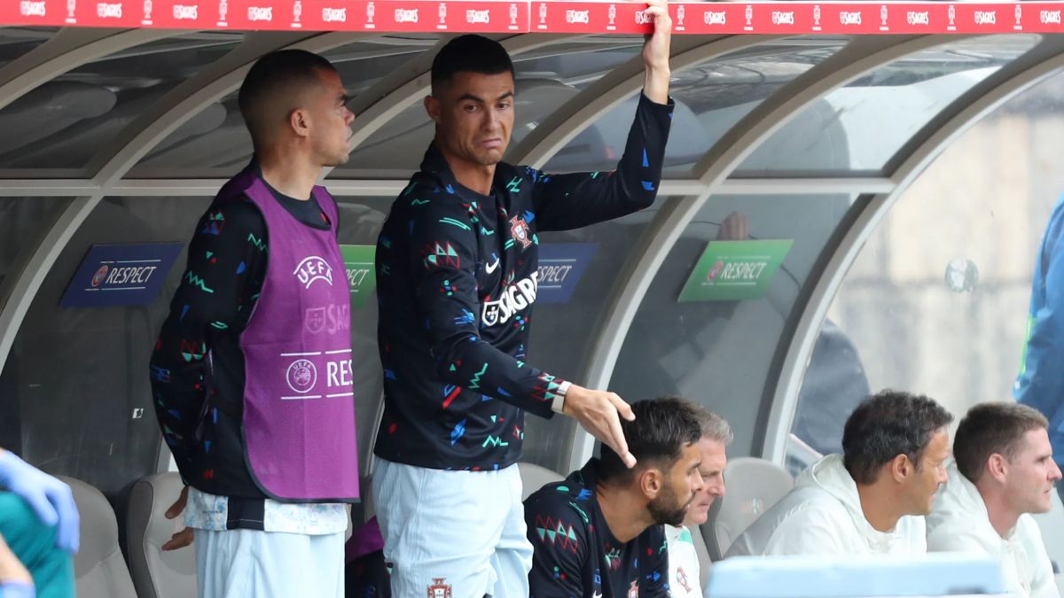 Cristiano Ronaldo estuvo en el banco el pasado sábado, cuando Portugal perdió 2 a 1 contra Croacia. Aquí el Bicho dialoga con el defensor Pepe. Cristiano Ronaldo estuvo en el banco el pasado sábado, cuando Portugal perdió 2 a 1 contra Croacia. Aquí el Bicho dialoga con el defensor Pepe.