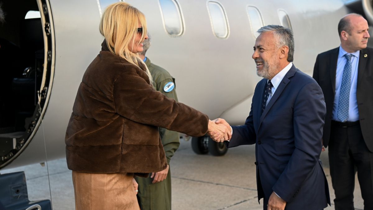 Yuyito González saluda al gobernador Alfredo Cornejo. Yuyito González saluda al gobernador Alfredo Cornejo.