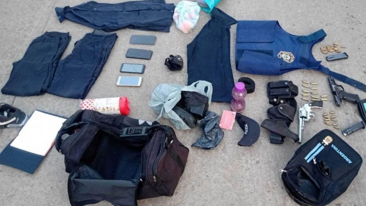 Los elementos que estaban en poder de los delincuentes y que fueron secuestrados tras ser detenidos por la Policía, en La Matanza. Uno de los malvivientes estaba herido