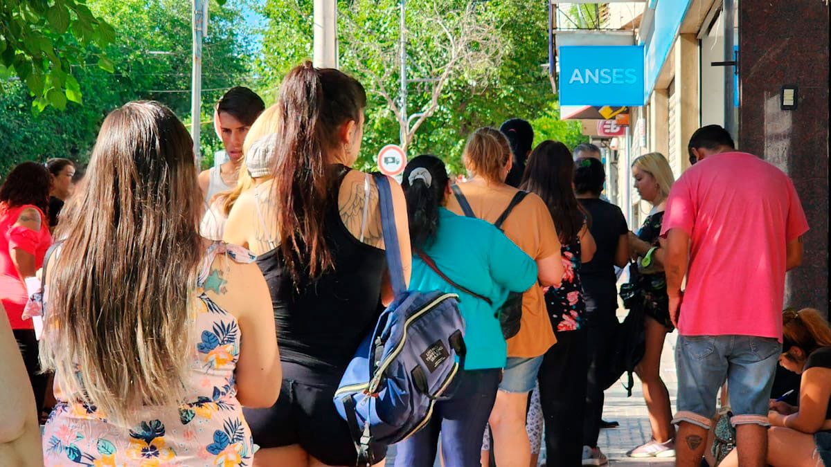 El asueto del 23 y 30 de diciembre "no alcanza a las instituciones bancarias y entidades financieras".