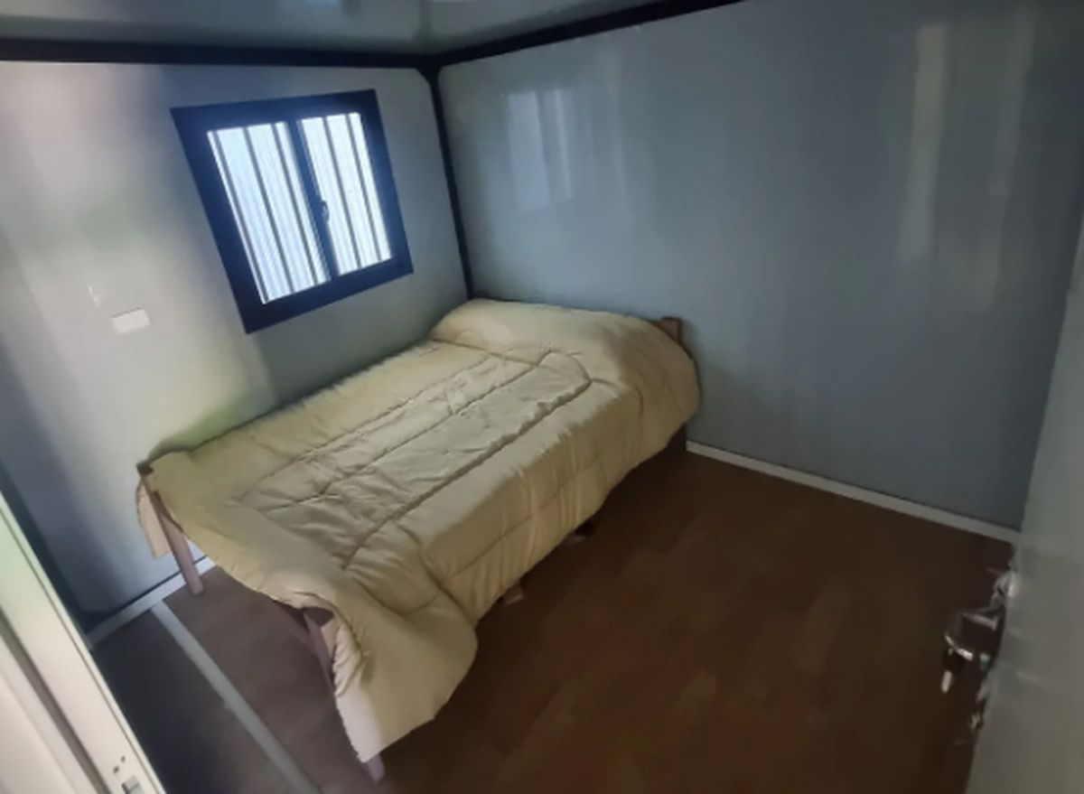 El dormitorio matrimonial de la casa prefabricada. El dormitorio matrimonial de la casa prefabricada.