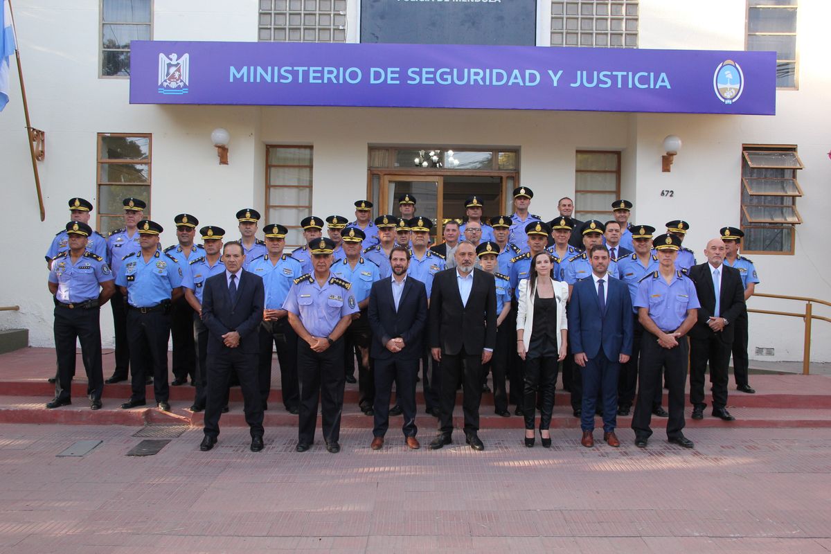 Formación. Autoridades de Gobierno y jefes policiales en la puerta del Ministerio de Seguridad y Justicia. Formación. Autoridades de Gobierno y jefes policiales en la puerta del Ministerio de Seguridad y Justicia.