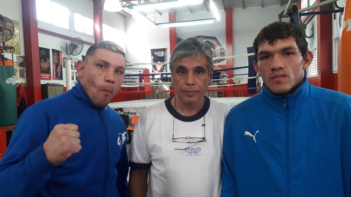 El Firpo. Allí, acompañando a su hermano Gumersindo (izq.) hizo del gimnasio su segunda casa y aprendiendo el ABC del boxeo junto al maestro Osvaldo Corro.