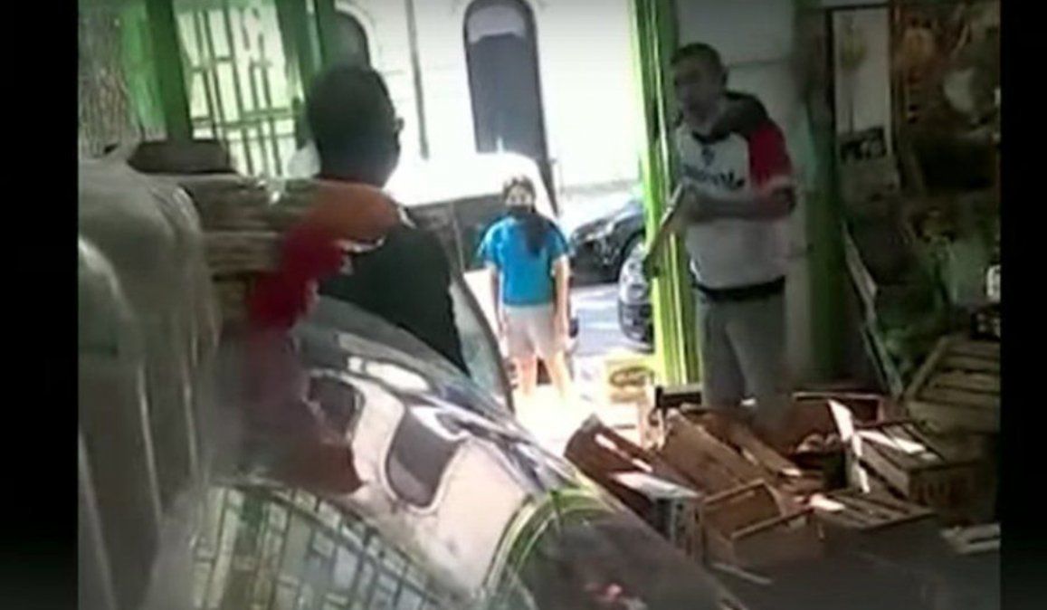 El sujeto, supuestamente integrante de la barra brava de San Lorenzo, llegó al comercio y amenazó de muerte al verdulero