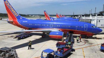 Evacuaron un avión porque se incendió un teléfono Samsung