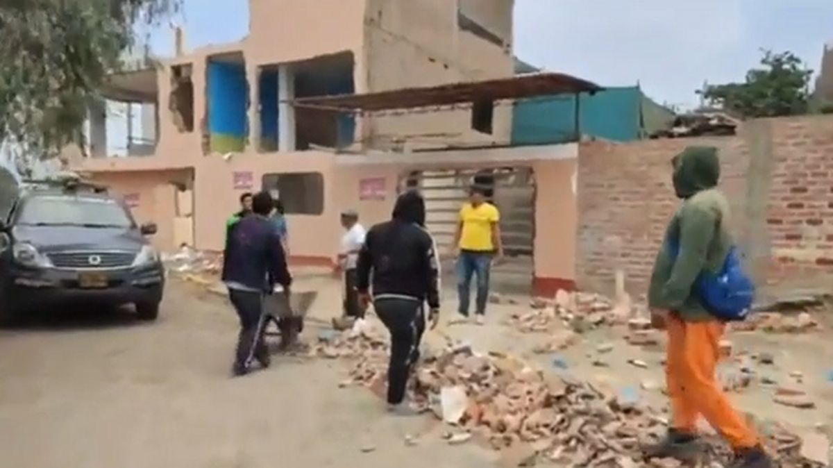 La mujer tomó una drástica decisión ante un desalojo de la Justicia; demoler su propia casa. La mujer tomó una drástica decisión ante un desalojo de la Justicia; demoler su propia casa.