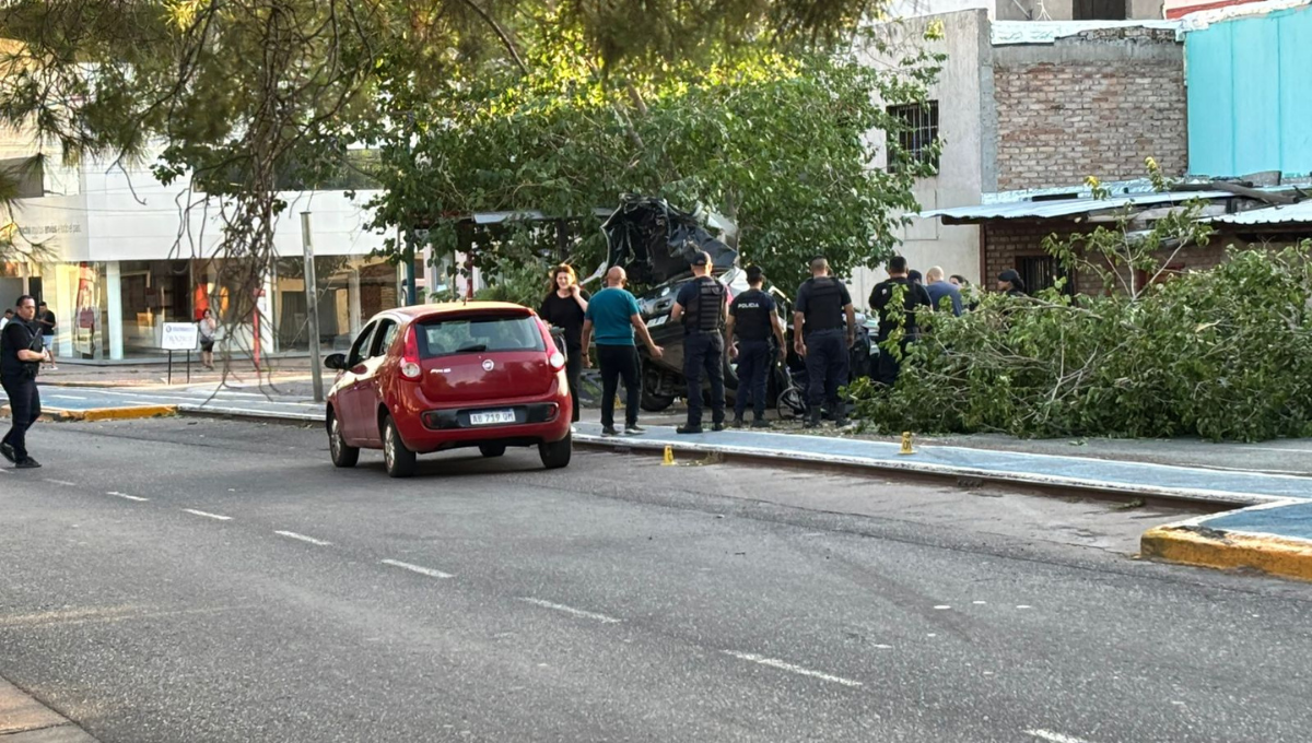 El desgarrador grito de un hombre al enterarse de la muerte de su hijo en un accidente en Godoy Cruz.