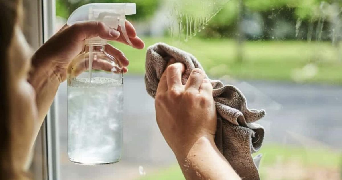 Rociar con vinagre las ventanas de casa: por qué recomiendan hacerlo y para qué sirve Rociar con vinagre las ventanas de casa: por qué recomiendan hacerlo y para qué sirve