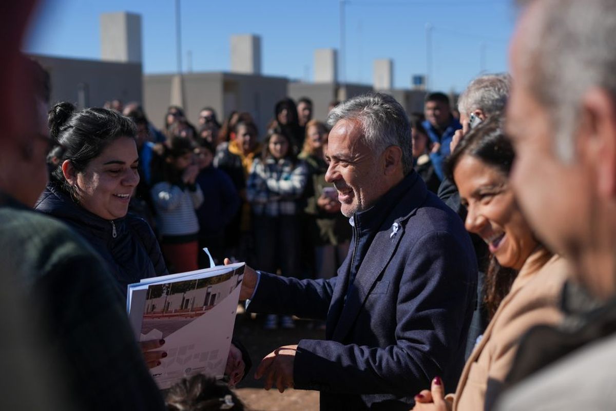 El gobernador Alfredo Cornejo en la entrega de 48 casas en San Martín.