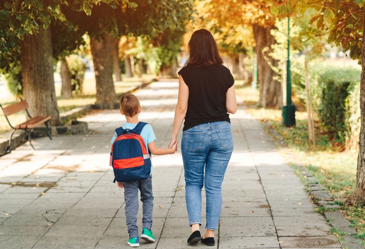 La crianza de los hijos e hijas por parte de una mujer sola, tanto en lo económico como en los cuidados, crea una carga mental imposible de describir sin haberla vivido.&nbsp;