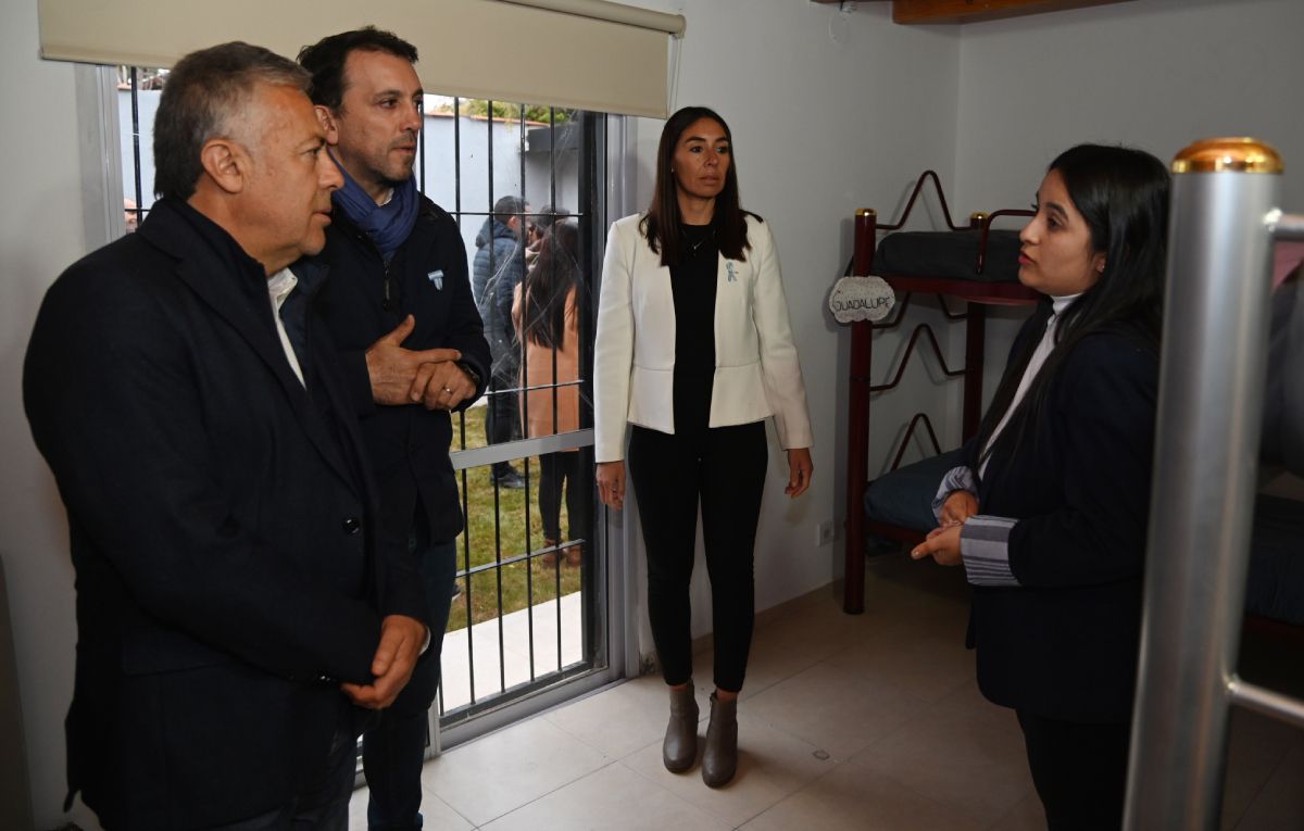 El gobernador Alfredo Cornejo y el ministro Tadeo García Zalazar en la inauguración del hogar.