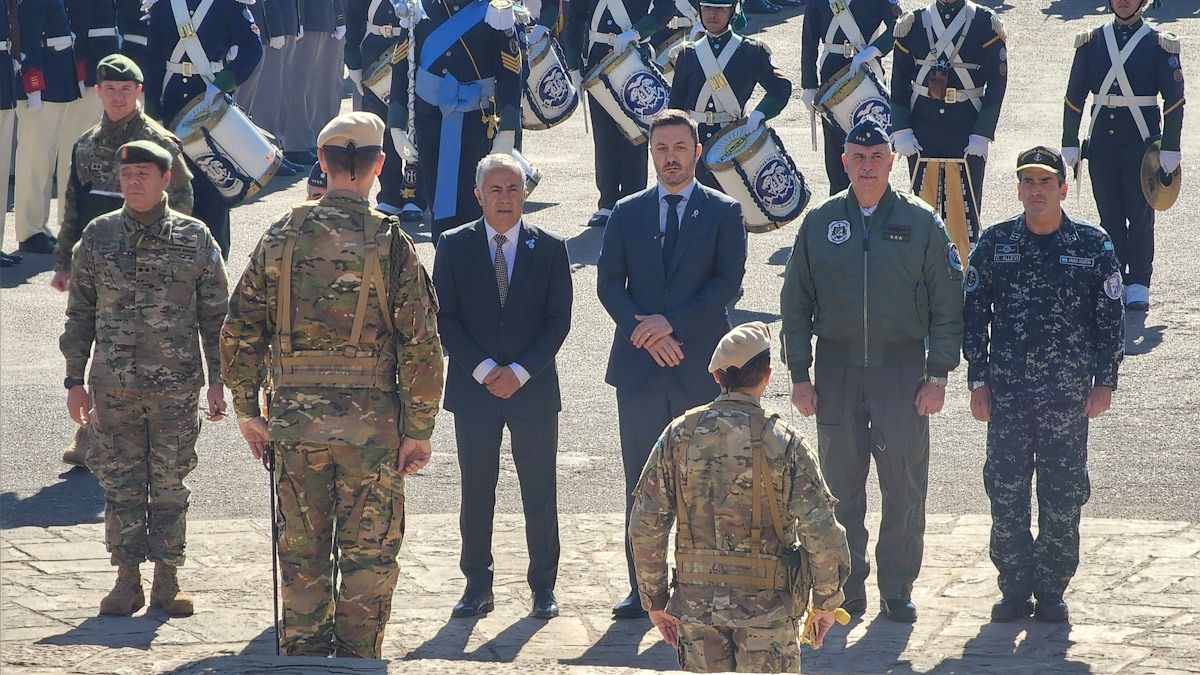Petri y Cornejo en el acto por el Día del Ejército. Petri y Cornejo en el acto por el Día del Ejército.
