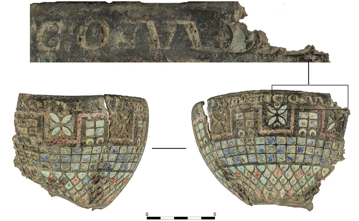 Detalle del borde superior de la vasija de bronce donde se aprecia la inscripción con nombres de fuertes romanos. Los fragmentos recuperados en este descubrimiento muestran letras rellenas de esmalte turquesa que identifican puntos clave del sector este del Muro de Adriano, tales como Cilurnum y Vindobala, elementos fundamentales para reconstruir la historia militar de la región hace dos milenios.