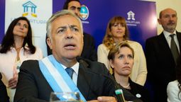 El gobernador, apenas terminado su discurso el 1 de mayo.&nbsp;