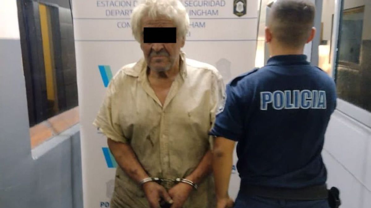 Luego de permanecer durante 12 horas atrincherano, el hombre que atacó al sereno del garaje con una escopeta fue detenido por la policía y trasladado a la fiscalía del Departamento Judicial de Morón