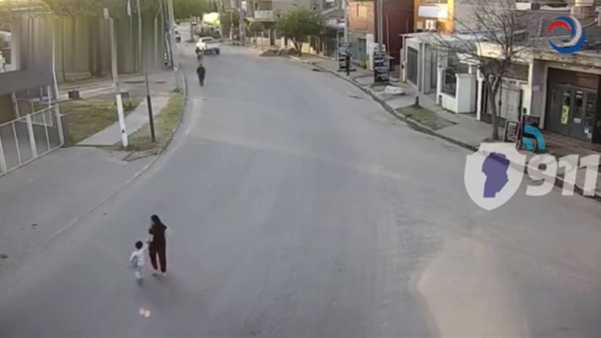 El pequeño se encontraba en pijamas y con una almohada, caminando por una plaza de Córdoba El pequeño se encontraba en pijamas y con una almohada, caminando por una plaza de Córdoba