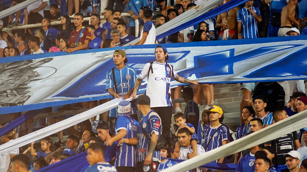 La mayor parte de los hinchas de Godoy Cruz ya habían ingresado al estadio (UNO/Axel Lloret) La mayor parte de los hinchas de Godoy Cruz ya habían ingresado al estadio (UNO/Axel Lloret)